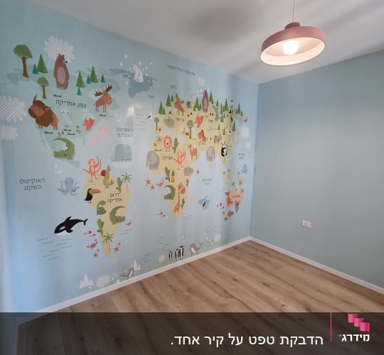 מפת עולם מאוירת עם חיות ויבשות על הקיר